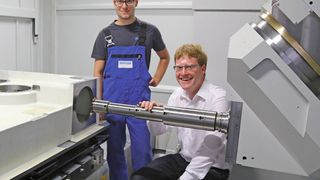 Eindrücklich der Blick in das neue Starrag-Heckert-BAZ: Daniel Mühlethaler (Maschinenführer, Ferrum) und Kim Arnold (Anwendungstechniker, Urma AG) mit dem lang auskragenden RX-System-Reibwerkzeug. (Bild: Matthias Böhm)