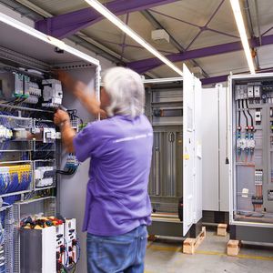 Noch werden die elektronische Bauteile in der Industrieproduktion von Hand eingesetzt.