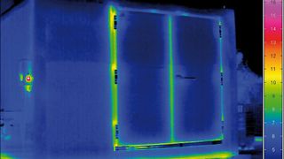 Infrarot-Foto eines begehbaren Thermosystems Typ KMC 360 Eco mit 2-flügeliger Klimatür 100 mm PU-Isolation und minimalen Wärmebrücken. (Bild: Denios)