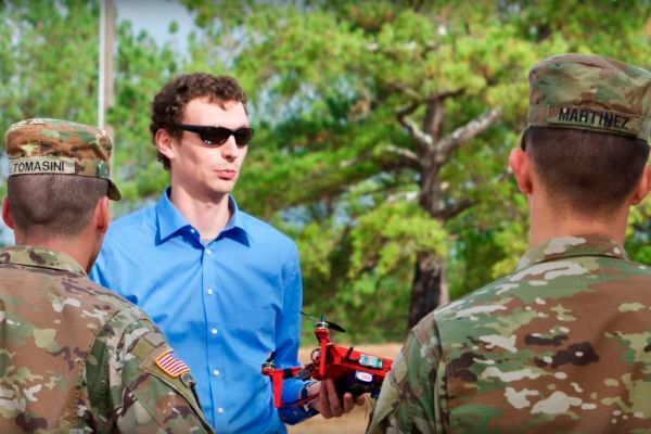 John Gerdes und sein Team. Der Armeeforscher  arbeitet an 3D-gedruckten Drohnen eng mit den U.S. Marines in Camp Lejeune, North Carolina zusammen. (David McNally, army.mil)