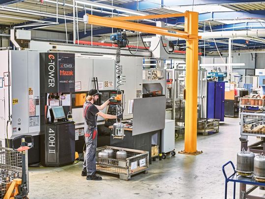 Auf der Basis des modularen Leichtkransystems Demag-KBK lassen sich Hängekrane sowie Säulen- und Wandschwenkkrane individuell und anwendungsspezifisch kombinieren.(Bild:  Demag)