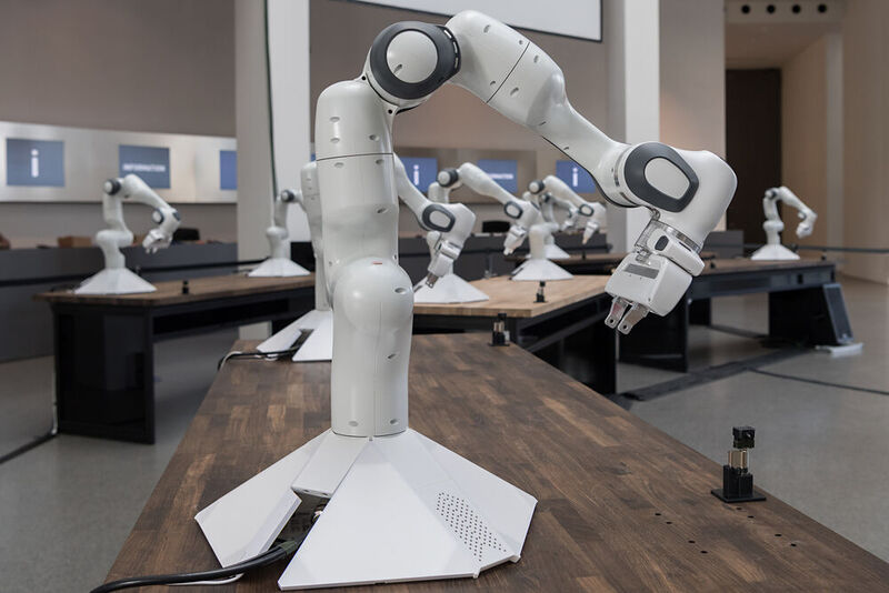 Die Roboterarme lernten im Kollektiv in Minutenschnelle, eine komplexe Aufgabe zu erledigen.  (Bild: Uli Benz / TU Muenchen)