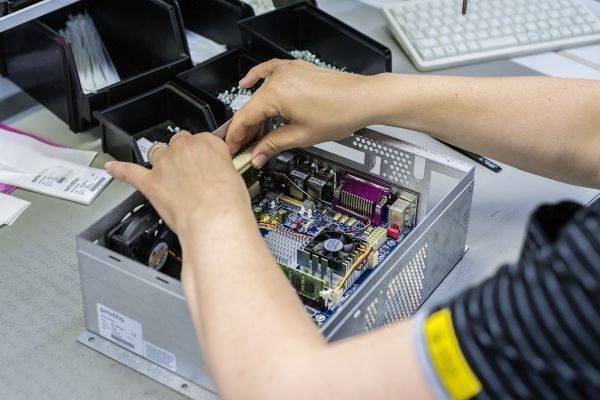 Systembestückung am Standort Freiburg: Leistungsfähige Industrierechner zeichnen sich heute mehr denn je durch ihre hohe Individualität und flexible Konfigurationen aus. (MSC Technologies)