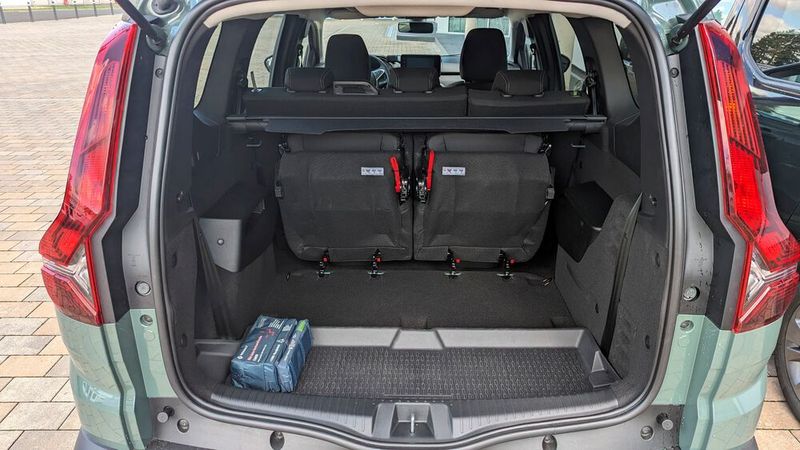 Etwas weniger Platz bietet der Jogger, für sich betrachtet ist er aber ebenfalls sehr geräumig. Bei aufgerichteter dritter Sitzreihe sind es 160 Liter, maximal 1.807. Einen Wert für das Volumen bei weggeklappten Zusatzsitzen gibt Dacia leider nicht an.  (Bild: Rosenow – VCG)