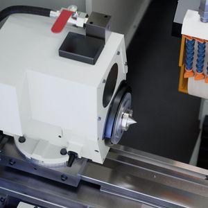 Compact workhead with precision tapered roller bearings for roundness accuracies of up to 0.5 µm. The swivel range of 0 to +30° enables flexible machining strategies.(Source:  Emag)