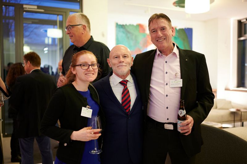 Impressionen vom ELEKTRONIKPRAXIS Frühlingsfest 2023 im Ketterer Kunst mit der Verabschiedung von Johann Wiesböck.  (Bild: © EYE AM CHRIS)