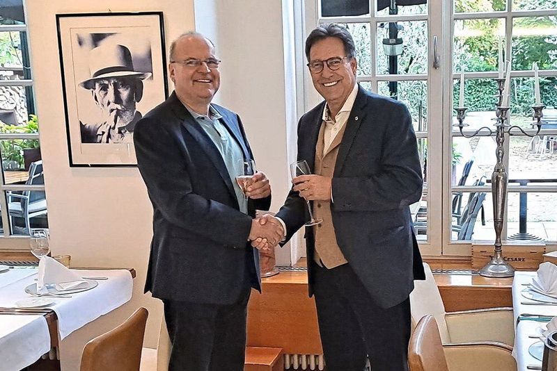 Prof. Alexander Michaelis, Institutsleiter des Fraunhofer IKTS, und Dr. Uwe Ahrens, Vorstand der Altech Advanced Materials AG, beglückwünschen sich zur gemeinsamen Gründung des Joint Ventures. (Bild: Fraunhofer IKTS)