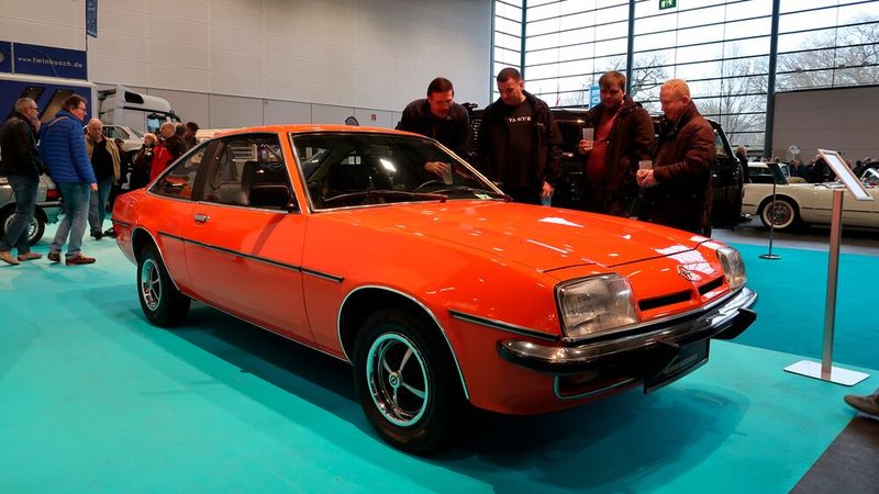 Was für eine Seltenheit: Ein Opel Manta B vor Modelljahr 1980, der weder vom Rost zerfressen noch vom zigsten Besitzer verunstaltet wurde. Der 1,6-N-Motor bietet mit 60 PS zwar wenig Leistung, mit 105 Nm ab 3.000/min aber gute Fahrbarkeit. Warum Manta-B-Fahrer oft den Arm ins Fenster legen? Weil sie es können – bis 140 km/h ohne Zerstören der Frisur. (Bild: Diehl – VCG)