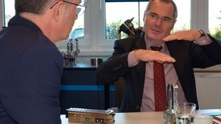 Dr. Markus Klaiber, Technischer Geschäftsführer bei Schunk, erläutert im Interview mit MM-Chefredakteur Frank Jablonski die Herausforderungen und Trends im Bereich der Greif- und Spanntechnik. (Jablonski)