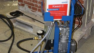 Mittels Kolbenpumpe EP-60 der Firma Desoi kann Kiesol C im Unterdruckverfahren aus dem 10 l Politainer angesaugt und präzise ins Bohrloch eingebracht werden. (Bild: Remmers)