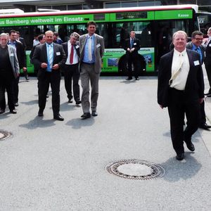 Gut gefahren: Wieland-Bus fährt Besucher zur Fertigung.