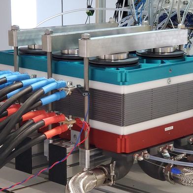 Das Zentrum für Sonnenenergie- und Wasserstoff-Forschung Baden-Württemberg (ZSW) präsentiert ein Konzept für weltweit größten PEM-Brennstoffzellen-Stack mit 1.300 Quadratzentimetern Aktivfläche. Abgebildet ist der 15-zellige Demonstrator im Teststand in HyFaB.  (Bild: ZSW / Elvira Eberhardt)