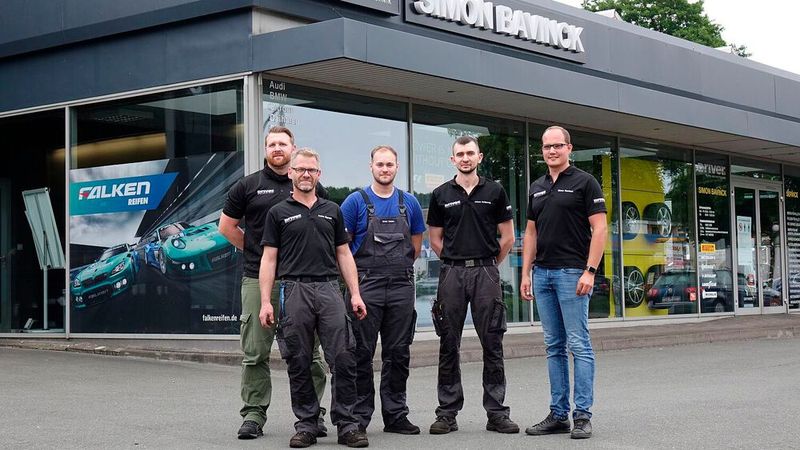 Simon Bavincks (rechts) Ziel ist es, das Team zu vergrößern. Möglichst bald soll ein weiterer Mechatroniker eingestellt werden. (Bild: Rosenow/»kfz-betrieb«)