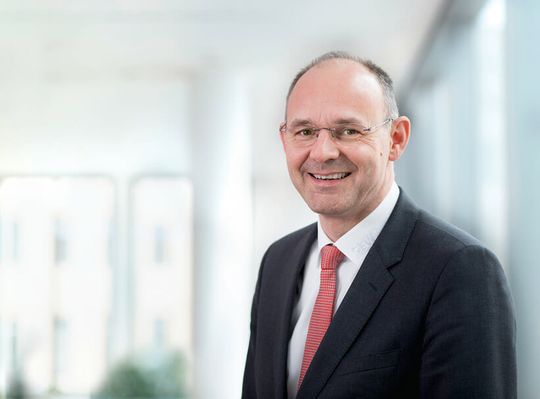 ("In Werkshallen sieht man zunehmend mehr Freiraumfahrzeuge als liniengeführte.“  Dr. Hans Krattenmacher ist Geschäftsführer Innovation Mechatronik bei SEW-Eurodrive in Bruchsal. Bild: SEW-Eurodrive)