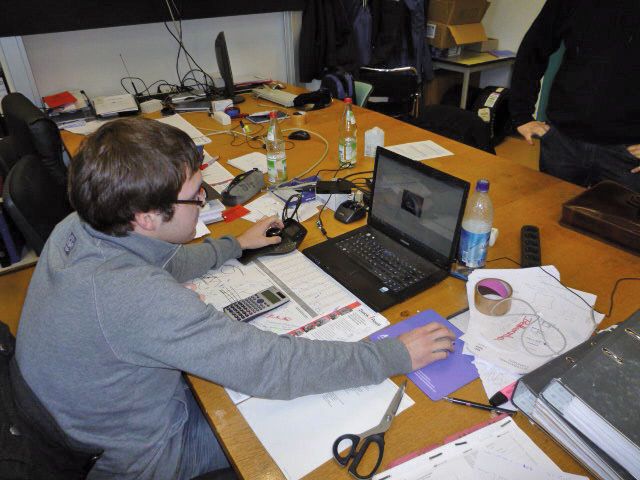 Studenten bauen in Teamarbeit einen einsitzigen Formelrennwagen, um damit bei einem Wettbewerb gegen Teams aus der ganzen Welt anzutreten.  (Bild: Höltkemeier)