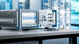 Die Messtechnik spielt in der Embedded-Entwicklung eine wesentliche Rolle. Mit ihrer Hilfe können Effizienz, EMV-Verträglichkeit und Signalintegrität sichergestellt werden. Das Bild zeigt die CMW-Plattform von Rohde & Schwarz, mit der Bluetooth-Funktionen umfassend getestet werden können. (Bild: Rohde & Schwarz)