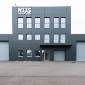 Herzstück des neuen Technik-Zentrums ist eine Pkw/Lkw-Halle, in der Kraftfahrzeuge vom Mini bis zum Giga-Liner untersucht werden können.(Foto:  KÜS)