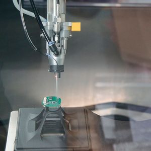 Der skalierbare Quattro-Clean-Prozess lässt sich einfach an unterschiedliche Bauteilgeometrien anpassen. Die Prozessvalidierung und -auslegung erfolgen kunden- und anwendungsspezifisch durch Versuche im Technikum von acp.(Bild:  acp systems AG)