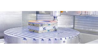 Whether they are round, square or cube-shaped, made of steel or cast iron – the doubled square pole plates in this application facilitate a highly flexible and at the same time deformation-free workpiece clamping. (Schunk)