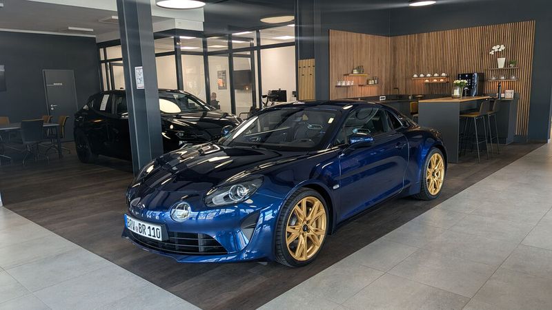 Blickfang im Showroom ist die Alpine A110. (Bild: Simon – VCG)