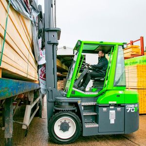 Der Combi-CB70E von Combilift in Aktion ...(Bild:  Combilift)