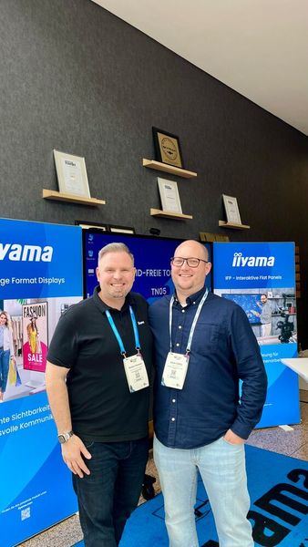 Christian Tienemann (l., Iiyama) mit Julian Löding (TDSynnex) (Bild: Vogel IT-Medien GmbH)