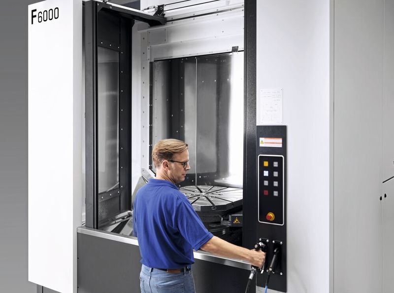 Bei der neuen F 6000 steht Bedienerfreundlichkeit ganz weit oben. Dazu trägt die standardmäßig verbaute Steuerung Sinumerik One ebenso bei wie die deutlich breitere Tür zum Arbeitsraum. (Bild: Heller)