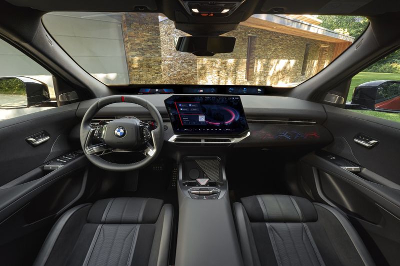 Im Cockpit gibt es das Panoramic-iDrive-System mit einem 17,9 Zoll großen Zentralbildschirm und einer Informationsanzeige am unteren Rand der Windschutzscheibe. (Bild: BMW)