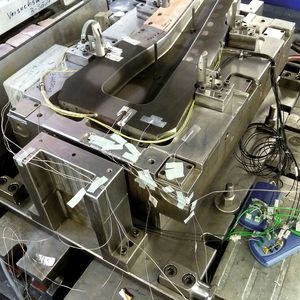 Bauteile, wie etwa B-Säulen, können so hergestellt werden, dass sie in der Mitte fest und am Ende verformbar sind.