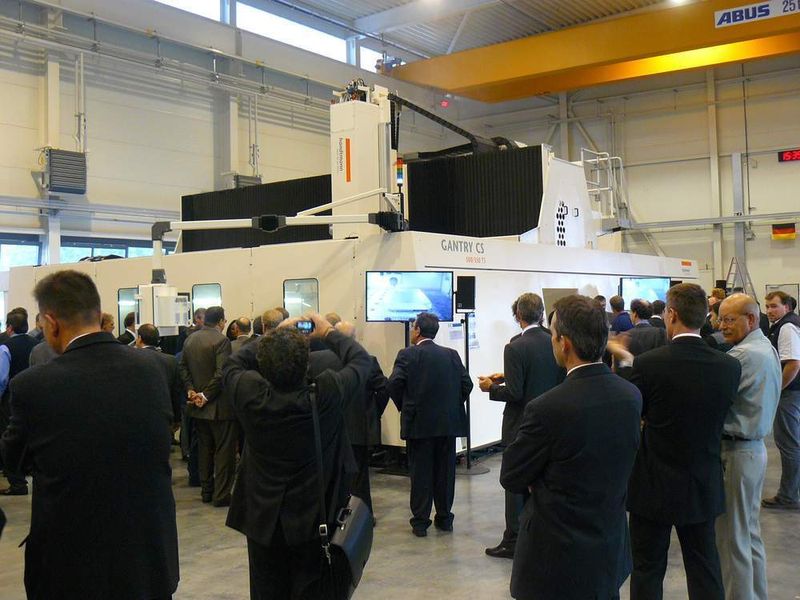 Bild 2: Weltrekordhalter in Sachen Zerspanleistung ist das fünfachsige CNC-Hochportal-Bearbeitungszentrum Gantry CS von Handtmann; die Besucher der Aerospace Days konnten den Weltrekord hautnah verfolgen. (Archiv: Vogel Business Media)
