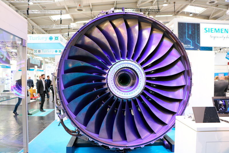 Diese Rolls-Royce-Turbine Trent 556 mit 297.000 kN hing bis in die 2000er unter einem Airbus A340, heute steht sie auf dem Atos-Stand in Halle 6. (Gillhuber)
