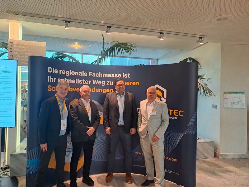 von links: Gunter Schunk (Director Public Relations/ VCG), Rainer Janecke (Vorsitzender des VQWS), Felix Rapp (GF/ Wirtschaftsförderungsgesellschaft Sindelfingen), Bernd Weinig (Director Trade Fair Solutions & Parnerships/ VCG) (Bild: Alexander Stark)