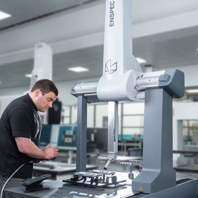 Das neue Portal-Koordinatenmessgerät Enspec von Hexagon bringt erstmals professionelle KMG-Technik in Reichweite kleinerer und mittlerer Fertigungsbetriebe. (Bild: Hexagon Manufacturing Intelligence)
