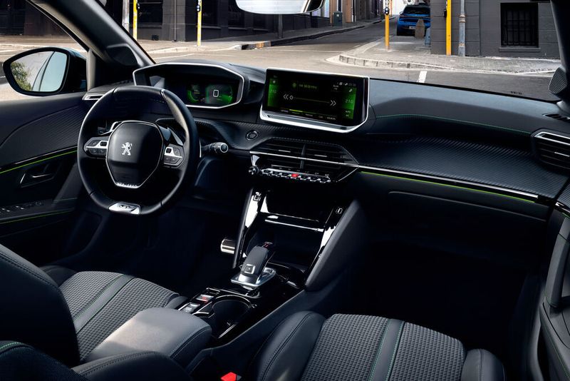 Im Innenraum bleibt Peugeot bei dem sogenannten i-Cockpit, also dem kleinen Lenkrad mit darüber angeordneten Armaturen. (Peugeot)