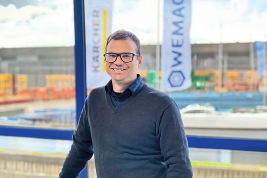 Christopher Schaus ist geschäftsführender Gesellschafter der Wemag GmbH & Co. KG. Er leitet das Unternehmen mit mehr als 200 Mitarbeitern in vierter Generation vom Hauptsitz Fulda aus. Weitere Standorte von Wemag sind Aschaffenburg, Bochum, Kassel, Siegen und Zella-Mehlis.(Bild:  Wemag GmbH)