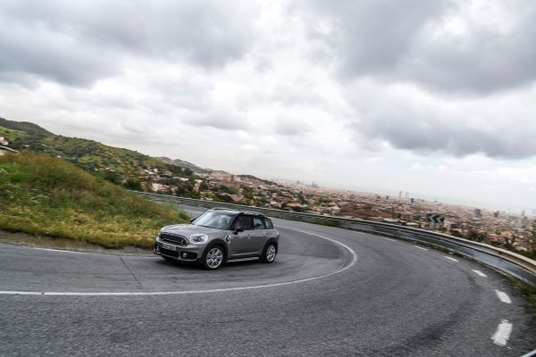 Der MINI Cooper S E Countryman ALL4 ist der erste Mini, bei dem ein Plug-in-Hybrid-Antrieb die Möglichkeit zu rein elektrischer und damit lokal emissionsfreier Mobilität eröffnet. (Mini)