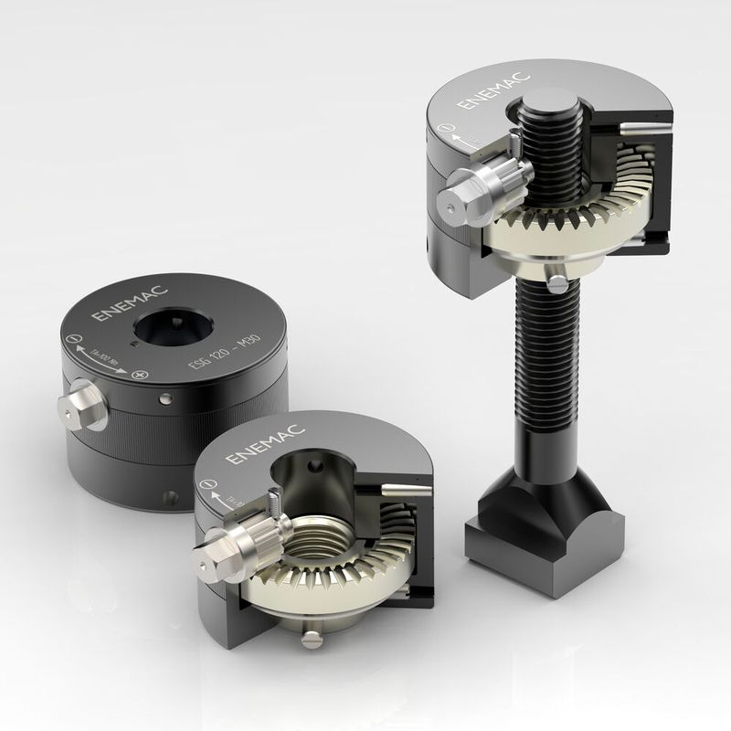 Spanntechnikspezialist Enemac bietet mit der Serie ESG eine neue Spannmuttertype, bei der die Spannkraftverstärkung über ein spezielles Kronenradgetriebe mit rechtwinkliger Umlenkung der Rotation und seitlicher manueller Bedienung erfolgt.