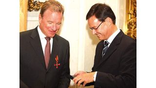 Dem DSLV-Präsidenten Michael Kubenz (links) wurde kürzlich im Hamburger Rathaus von Wirtschaftssenator Axel Gedaschko das Bundesverdienstkreuz am Bande verliehen.Bild: DSLV (Archiv: Vogel Business Media)