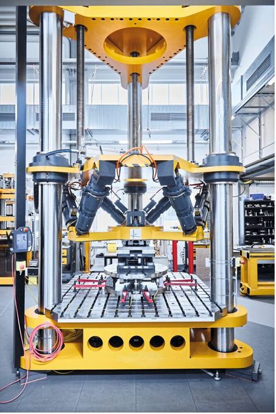 Die von GTM entwickelte Messeinrichtung zur akkreditierten Kalibrierung von Mehrkomponentenaufnehmern kann alle Vektorachsen gleichzeitig messen, sie arbeitet vollautomatisch. (Bild: GTM GmbH)