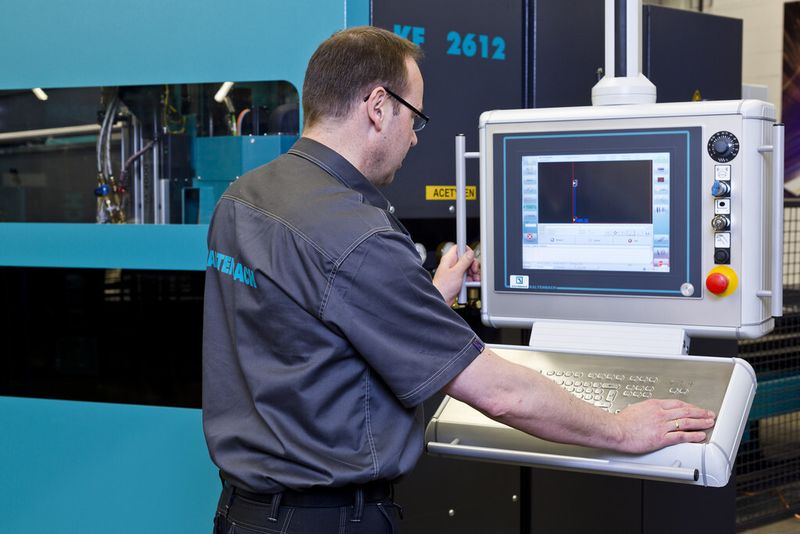 Bild 4: Die Blechbearbeitungszentren lassen sich über den Touchscreen direkt an der Maschine programmieren. (Billd: Stöber Antriebstechnik)