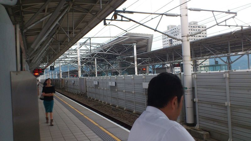 Taiwan verfügt über eine Hochgeschwindigkeits-Eisenbahn, die die Hauptstadt Taipei und die Städte der Westküste der Insel mit der Hafenstadt Kaohsiung im Süden verbindet. Die Züge basieren größtenteils auf japanischer Technik. Die Fahrt von der Wissenschaftsstadt Hsinchu nach Taipei dauert mit dem Hochgeschwindigkeitszug lediglich eine halbe Stunde. (Bild: Franz Graser/EP)