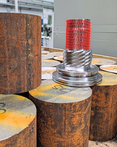 Vom Rohteil zur präzise gefertigten Welle für die hydraulischen Drehantriebe von HKS.  (Bild: Okuma Deutschland GmbH)