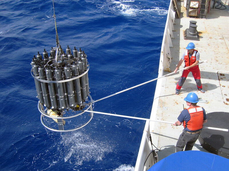 Wissenschaftler nehmen auf einem Forschungsschiff Wasserproben aus dem Ozean – hier im Atlantik. (Bild: Nicolas Gruber / ETH Zürich)