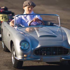 Für Kinder, die schon fast alles haben, baut der Londoner Aston-Martin-Händler Nicholas Mee & Co. jetzt ein voll funktionsfähiges Cabriolet.