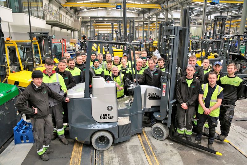 Das ist das Combilift-Team, das am Bau des 75.000. Staplers, der jetzt gespendet wurde, beteiligt war.