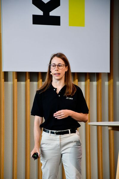 Mareike Fremuth, Portfoliomanagerin Energy Solutions bei Stihl, spricht während der Pressekonferenz über die Vorteile des neuen Akkusystems Allpro. (Bild: Maienschein)