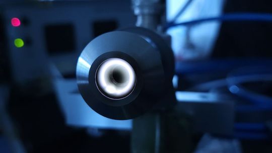 An der FH Aachen hat ein Forschungsteam eine Methode entwickelt, die den Herstellungsprozess von Carbonfasern beschleunigt.(Bild:  FH Aachen / Dr. Christoph Schopp)