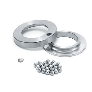 Das Rillenkugellager als zentrales Produkt: ein Nachbau des ersten NSK-Lagers von 1916.(Bild:  NSK)