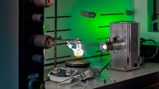 Das neu entwickelte Nanomaterial „Nanozym“ soll aus Kohlendioxid, Wasser und Licht Synthesegas produzieren können. (Bild: Astrid Eckert - TUM)