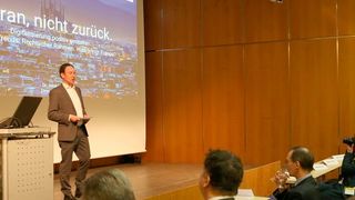 „Vorwärts, nicht zurück“, lautete der programmatische  Titel der Keynote von Dr. Arnd Haller. Der Google-Jurist plädierte für eine Digitalisierung, die „langfristig den Menschen dient und nicht nur den Unternehmen“. (Bild: NuernbergMesse / Frank Boxler)